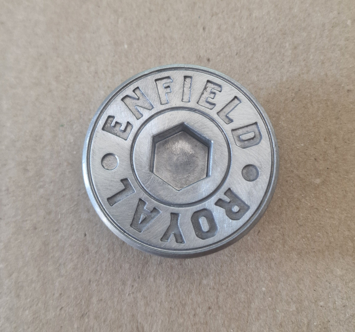 Royal Enfield 650er Modelle: Schraube im linken Motorseitendeckel: blank oder schwarz